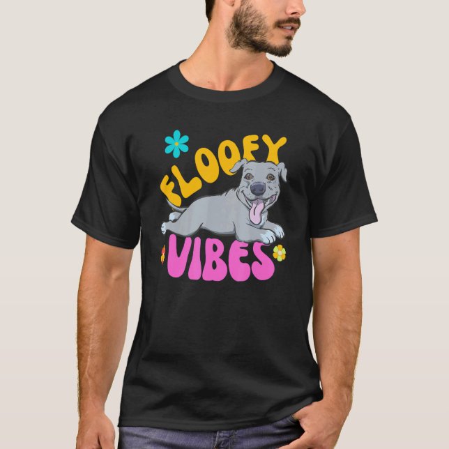 Camiseta Pitbull Sorridente da Moda com Vibrações de Hippie (Frente)