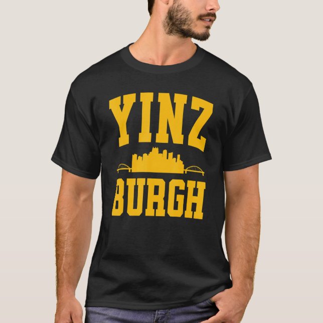Camiseta Pittsburgh Yinz Yinzer Steel City Skyline 412 Hom (Frente)
