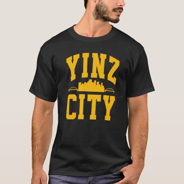 Camiseta Pittsburgh Yinz Yinzer Steel City Skyline 412 Hom (Frente)
