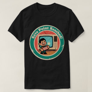 Camiseta Pixel Art Save Cartridge Badge – Nostalgia de Jogo