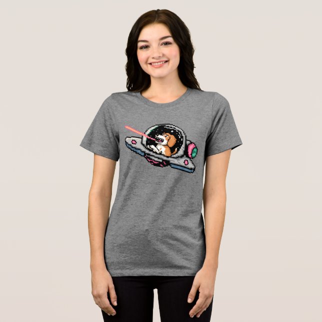 Camiseta Pixel Art Space Dog - Piloto Laser Blaster (Frente Completa)