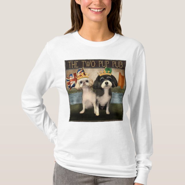 Camiseta Placa de Pub Two Pup com Bandeiras Britânicas e Ir (Frente)