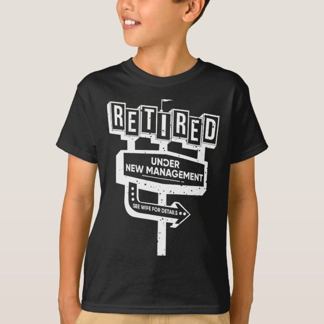 Camiseta Placa Engraçada Aposentada Sob Nova Administração  (Frente)