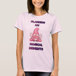Camiseta Planejando Meus Momentos Mágicos – Gnome Rosa