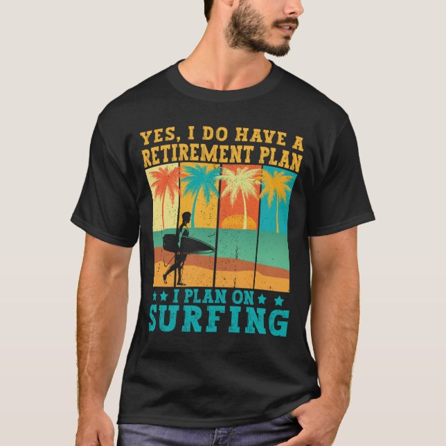 Camiseta Planejo surfar no Oceano de Surfe Aposentado (Frente)