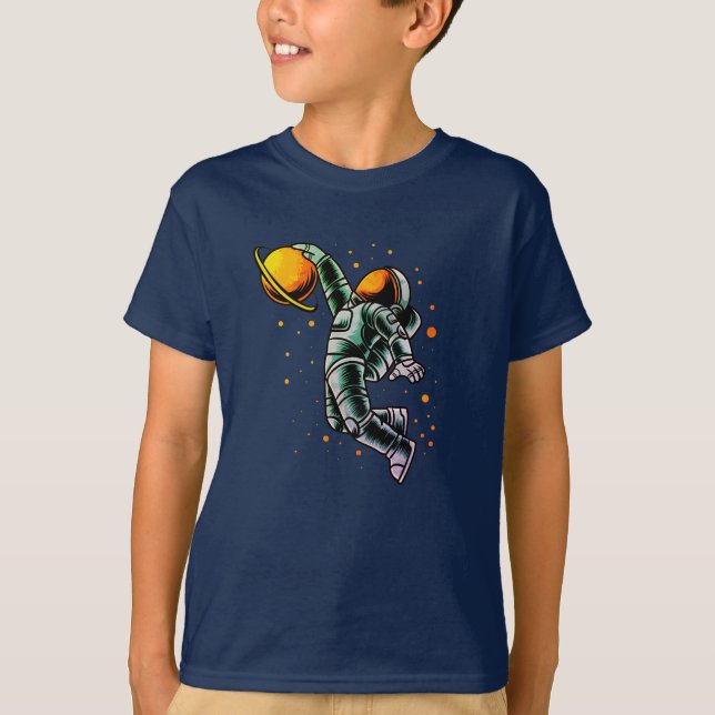 Camiseta Planeta Espacial do Astronauta de Basquete Engraça (Frente)