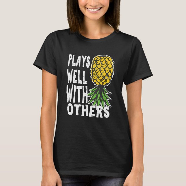 Camiseta Play Well With Others Up Side Down Pineapple Quote (Frente)