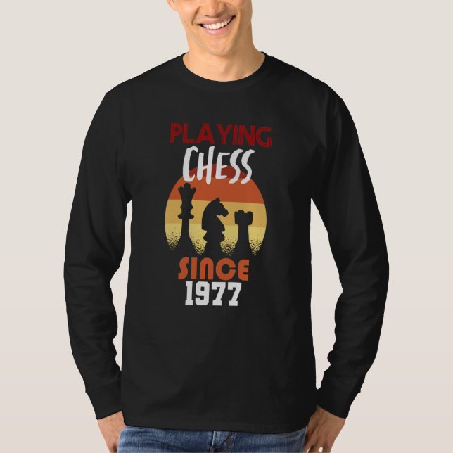 Camiseta Playing chess since 1977 (Frente)