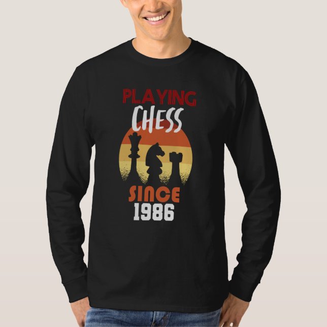 Camiseta Playing chess since 1986 (Frente)
