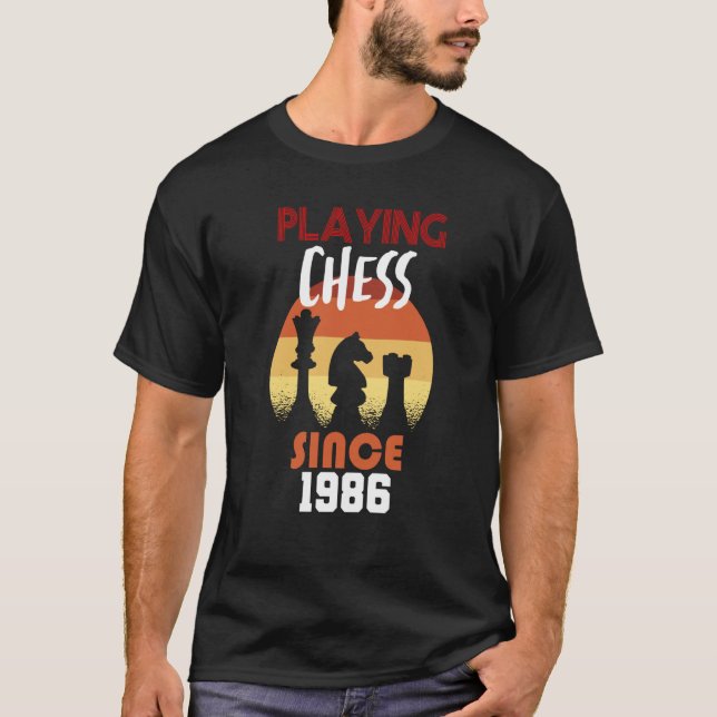 Camiseta Playing chess since 1986 (Frente)