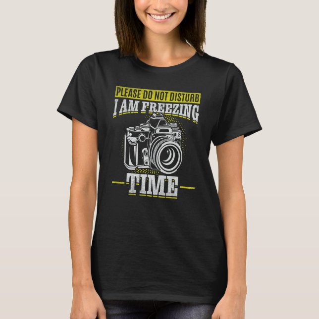 Camiseta Please Do Not Disturb I Am Freezing Time  Photogra (Frente)