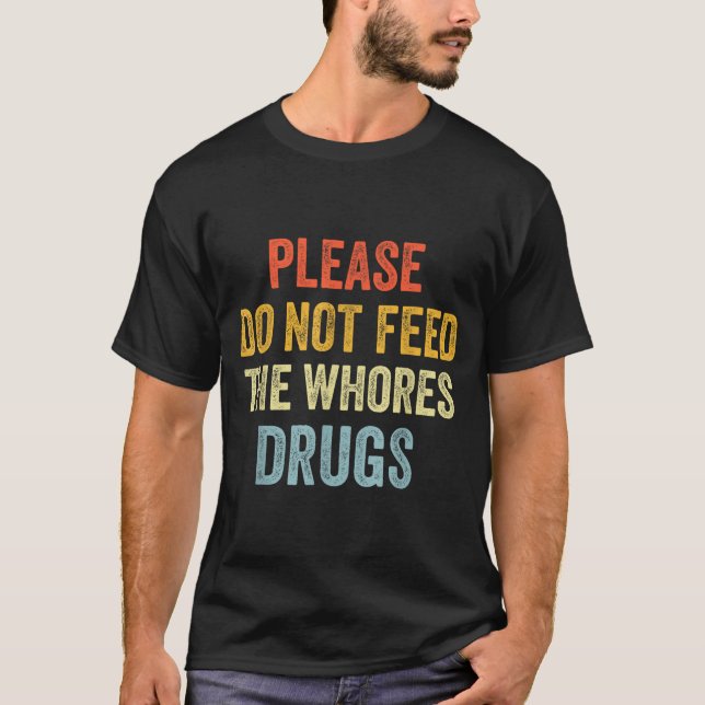 Camiseta Please Don't Feed The S Drugs  (Frente)