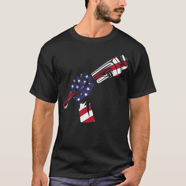 Camiseta Plumber Pipe Wrench American Flag Pipe Wrench (Frente)
