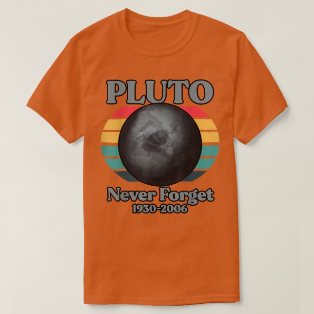 Camiseta Plutão Nunca Esquece 1930-2006 (Frente do Design)