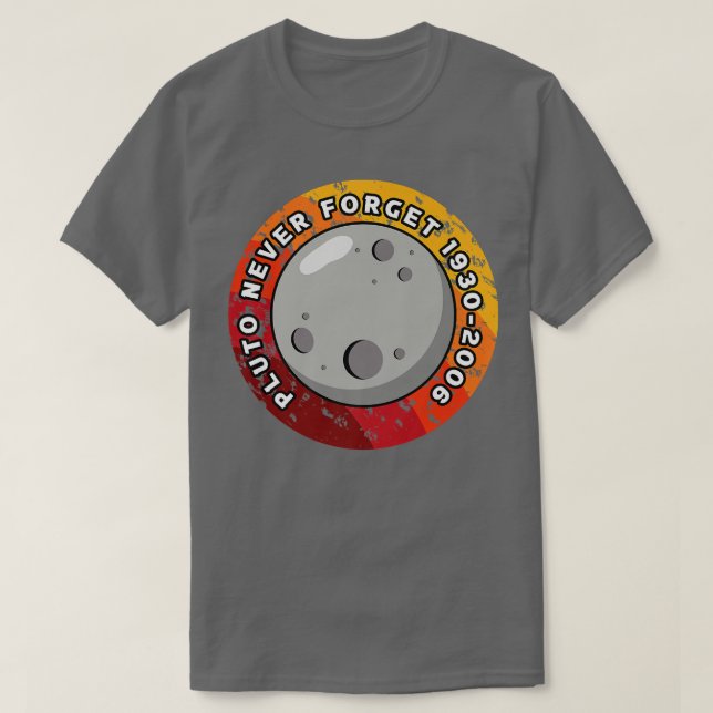 Camiseta Plutão Nunca Esquece 1930-2006 (Frente do Design)