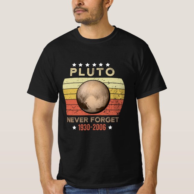 Camiseta Plutão Nunca Esquece 1930-2006 (Frente)