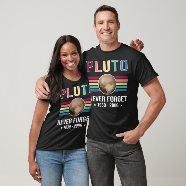 Camiseta Plutão Nunca Esquece - Planeta Espacial Engraçado (Unissex)