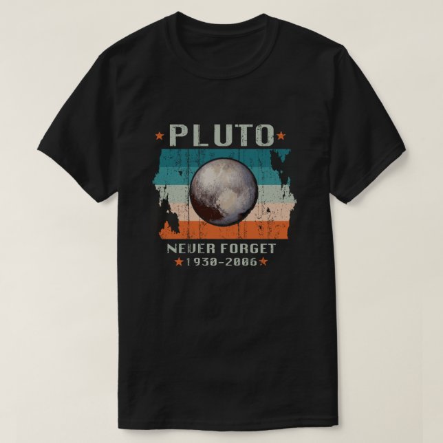 Camiseta Pluto Never Forget 1930-2006 (Frente do Design)