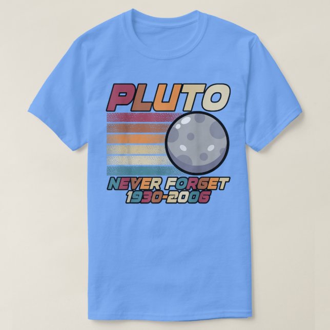 Camiseta Pluto Never Forget 1930-2006 (Frente do Design)