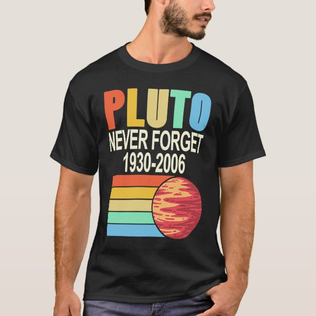 Camiseta PLUTO Never Forget 1930 2006 Cool Retro Planet Pre (Frente)