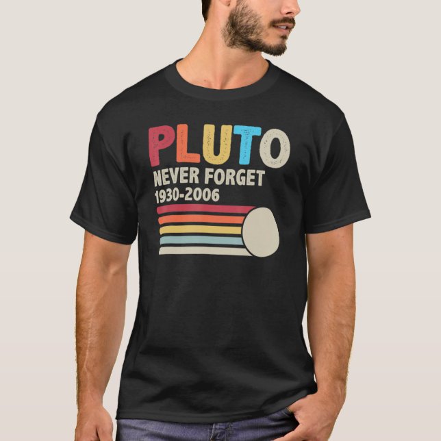 Camiseta Pluto Never Forget Astronomy Retro Space And 70s 8 (Frente)