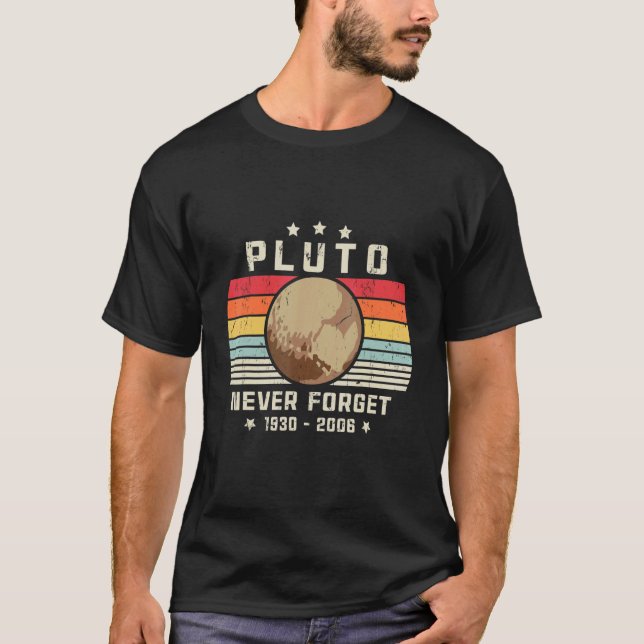 Camiseta Pluto Never Forget  Retro Space Science (Frente)