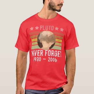 Camiseta PLUTO NUNCA ESQUEÇA O Estilo Retroativo Espaço Eng