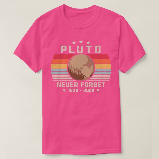 Camiseta PLUTO NUNCA ESQUEÇA O Estilo Retroativo Espaço Eng (Frente do Design)