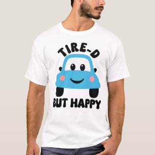Camiseta pneu, mas um carro engraçado feliz