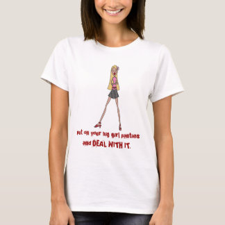 Camiseta pnha sobre seus calcinhas grandes da menina