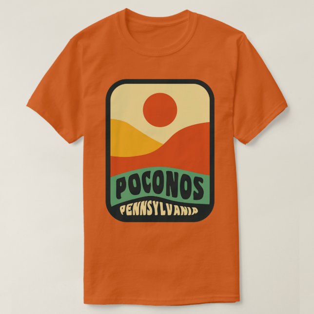 Camiseta Pocono Mounains Pensilvânia Retro Sunset Crachá (Frente do Design)