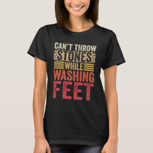 Camiseta Podia Jogar Pedras Enquanto Lavava Mulheres De Pé,