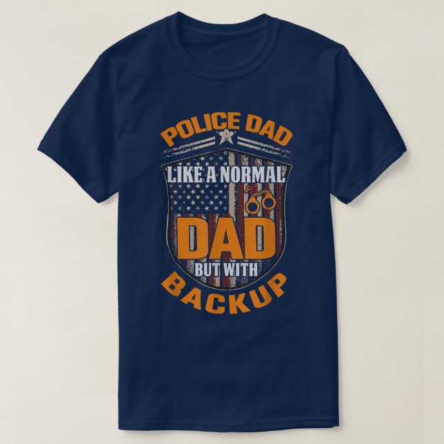 Camiseta Police Dad Like A Normal Dad But With Backup Polic (Frente do Design)