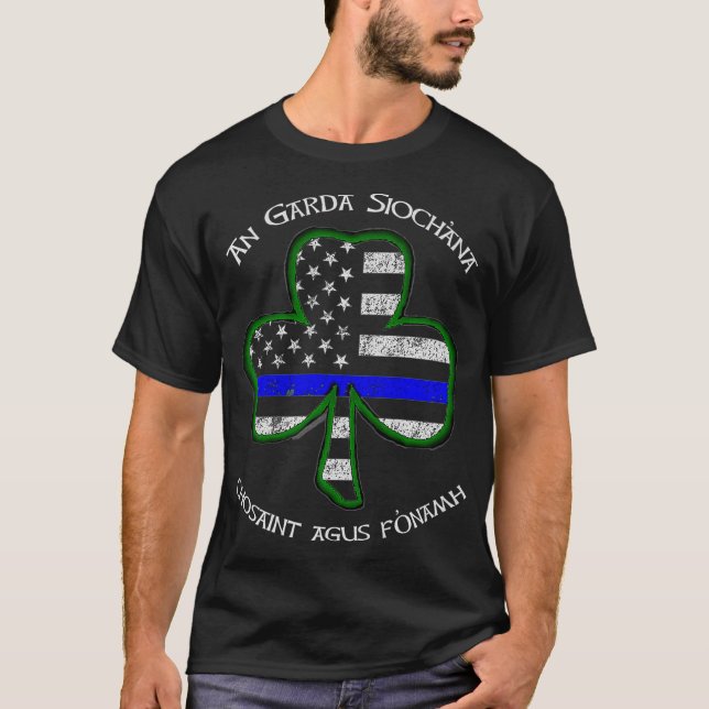 Camiseta Polícia Irlandesa Shamrock Gaelic Diz Polícia (Frente)
