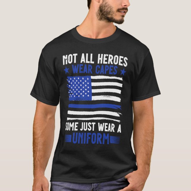 Camiseta Policial Nem Todos Heróis Vestem Alguns Vestes (Frente)