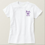 Camiseta Polo Bordada Feminina Noiva Ano Atual - Com Suas Iniciais<br><div class="desc">T-shirts de festa de casamento para todos os membros do partido Camisas de festa melhoresCamisetas de Padrinho de casamento T-shirts de camisetas de ourivesaria RingCamisetas de portador- 7 palavras para um Casamento longo e feliz - Desculpe-me - Sim, querida - São os meus acessórios de castigo T-shirts, Jaquetas, castigos, Bolsas,...</div>