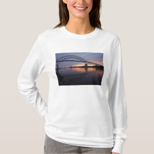 Camiseta Ponte Sagamore sobre o canal de Cape Cod,