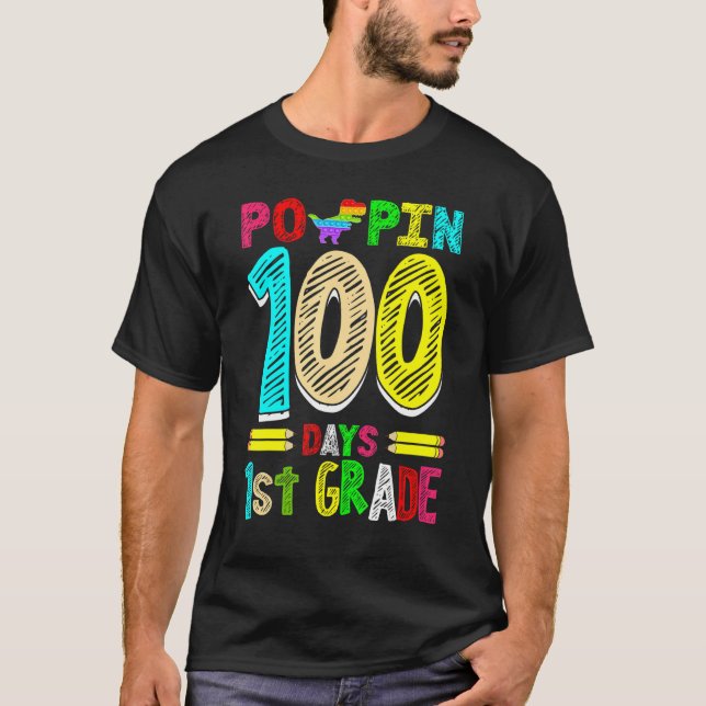 Camiseta Poppin 100 Days 1st Grade Dinosaur Primary School  (Frente)