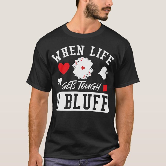 Camiseta Pôquer Quando a Vida Fica Difícil Eu Blefo (Frente)