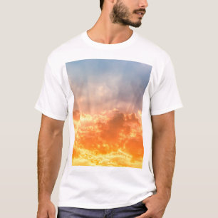 Camiseta Pôr do sol colorido: crepúsculo do céu em chamas.