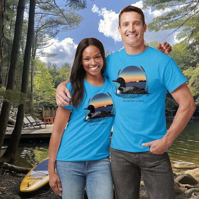 Camiseta Pôr do sol sereno do mergulhão comum no lago azul  (Criador carregado)