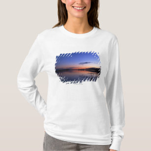 Camiseta Por do sol sobre o lago Wabamun com grama