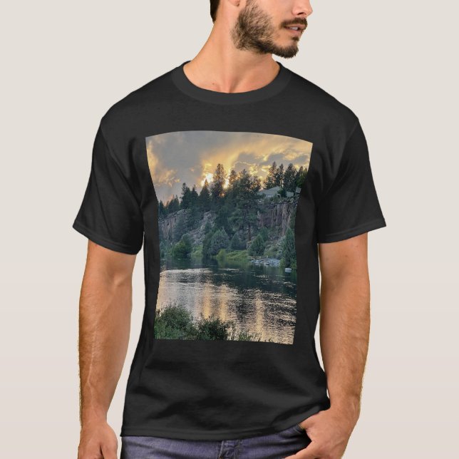 Camiseta Pôr do Sol Sobre um Rio (Frente)