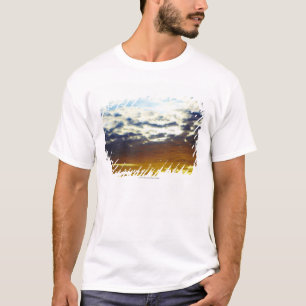 Camiseta Por do sol temperamental azul amarelo com nuvens