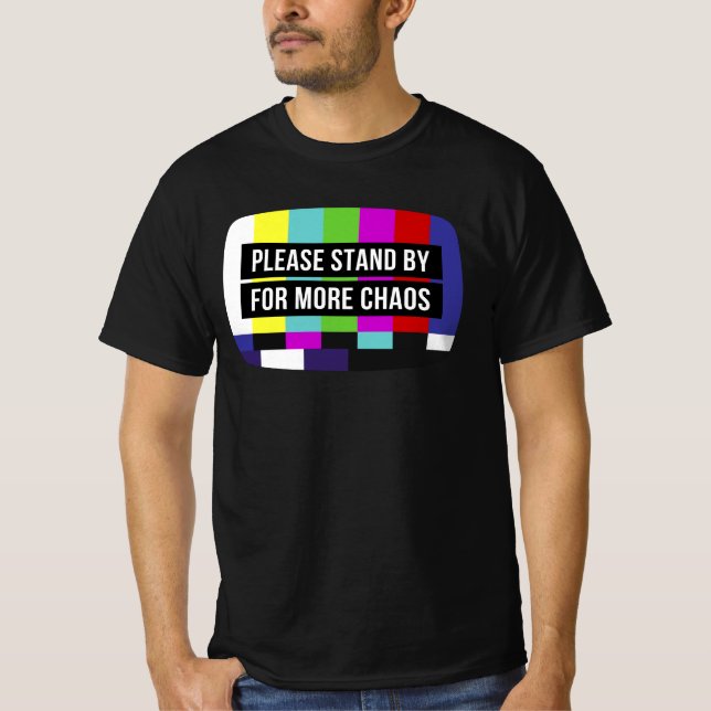Camiseta Por favor, aguarde para ver mais caos na tela Retr (Frente)