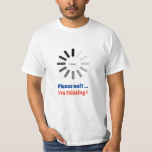 Camiseta Por favor, espere, estou pensando em tendências pe