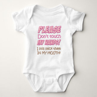 Camiseta Por favor, não toque nas minhas mãos! (Rosa) bebê