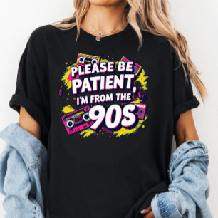 Camiseta Por Favor Seja Paciente Comigo Eu Sou dos Anos 190