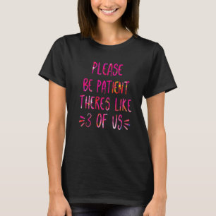 Camiseta Por favor, seja paciente. Há 3 de nós.
