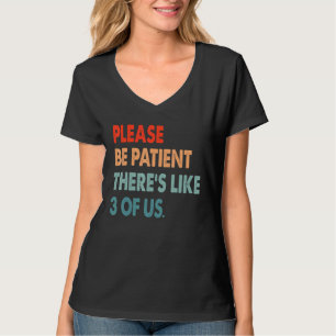 Camiseta Por Favor, Seja Paciente Lá Como 3 De Nós Humor 1